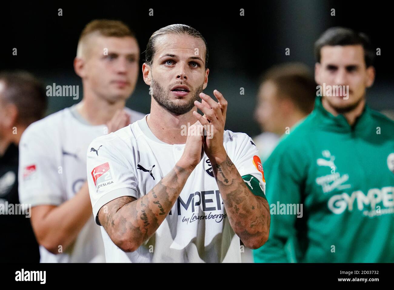 Sandhausen, Germany. 02nd Oct, 2020. Football: 2nd Bundesliga, SV Sandhausen - FC St. Pauli, 3rd matchday, Hardtwaldstadion. Sandhausens Dennis Diekmeier (M) thanks the fans. Credit: Uwe Anspach/dpa - IMPORTANT NOTE: In accordance with the regulations of the DFL Deutsche Fußball Liga and the DFB Deutscher Fußball-Bund, it is prohibited to exploit or have exploited in the stadium and/or from the game taken photographs in the form of sequence images and/or video-like photo series./dpa/Alamy Live News Stock Photo