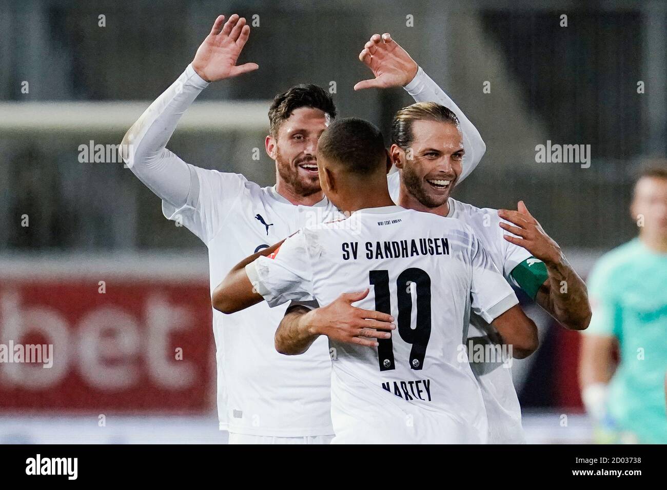 Sandhausen, Germany. 02nd Oct, 2020. Football: 2nd Bundesliga, SV Sandhausen - FC St. Pauli, 3rd matchday, Hardtwaldstadion. Sandhausen's Dennis Diekmeier (r) cheers for victory with his teammates. Credit: Uwe Anspach/dpa - IMPORTANT NOTE: In accordance with the regulations of the DFL Deutsche Fußball Liga and the DFB Deutscher Fußball-Bund, it is prohibited to exploit or have exploited in the stadium and/or from the game taken photographs in the form of sequence images and/or video-like photo series./dpa/Alamy Live News Stock Photo