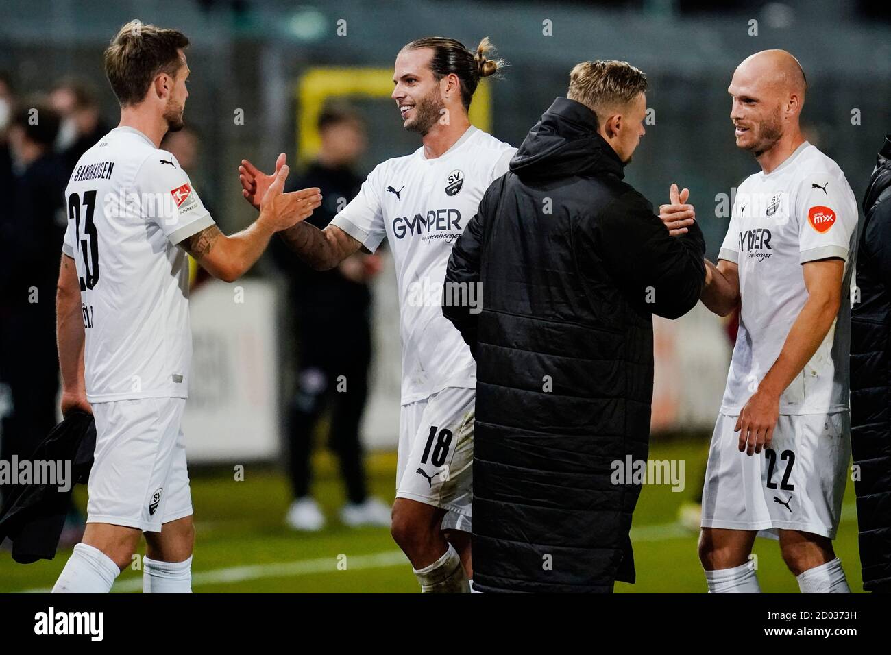 Sandhausen, Germany. 02nd Oct, 2020. Football: 2nd Bundesliga, SV Sandhausen - FC St. Pauli, 3rd matchday, Hardtwaldstadion. Sandhausen's Dennis Diekmeier (2nd from left) cheers for victory with Sandhausen's Nils Röseler (l). Credit: Uwe Anspach/dpa - IMPORTANT NOTE: In accordance with the regulations of the DFL Deutsche Fußball Liga and the DFB Deutscher Fußball-Bund, it is prohibited to exploit or have exploited in the stadium and/or from the game taken photographs in the form of sequence images and/or video-like photo series./dpa/Alamy Live News Stock Photo