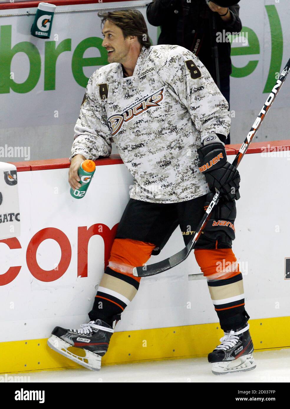 Anaheim Ducks forward Teemu Selanne of Finland wears a camouflage jersey  along with the rest of the team during pre-game warm-ups before their NHL  hockey game against Vancouver Canucks in Anaheim, California