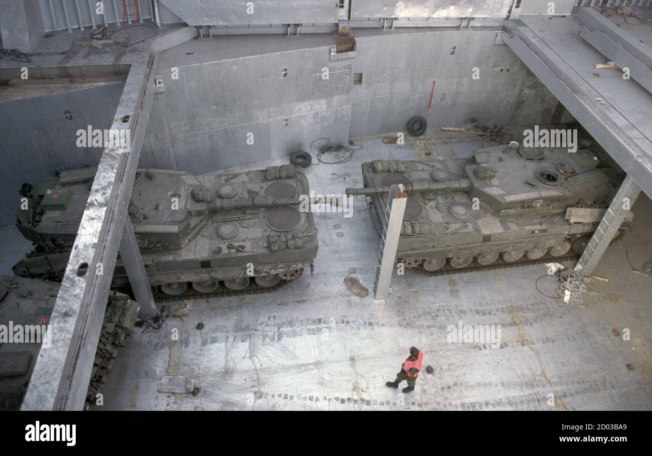 18th January 1996 During the war in Bosnia: Dutch Leopard II Main Battle Tanks about to be unloaded from a ship in the Croatian port of Split. Stock Photo