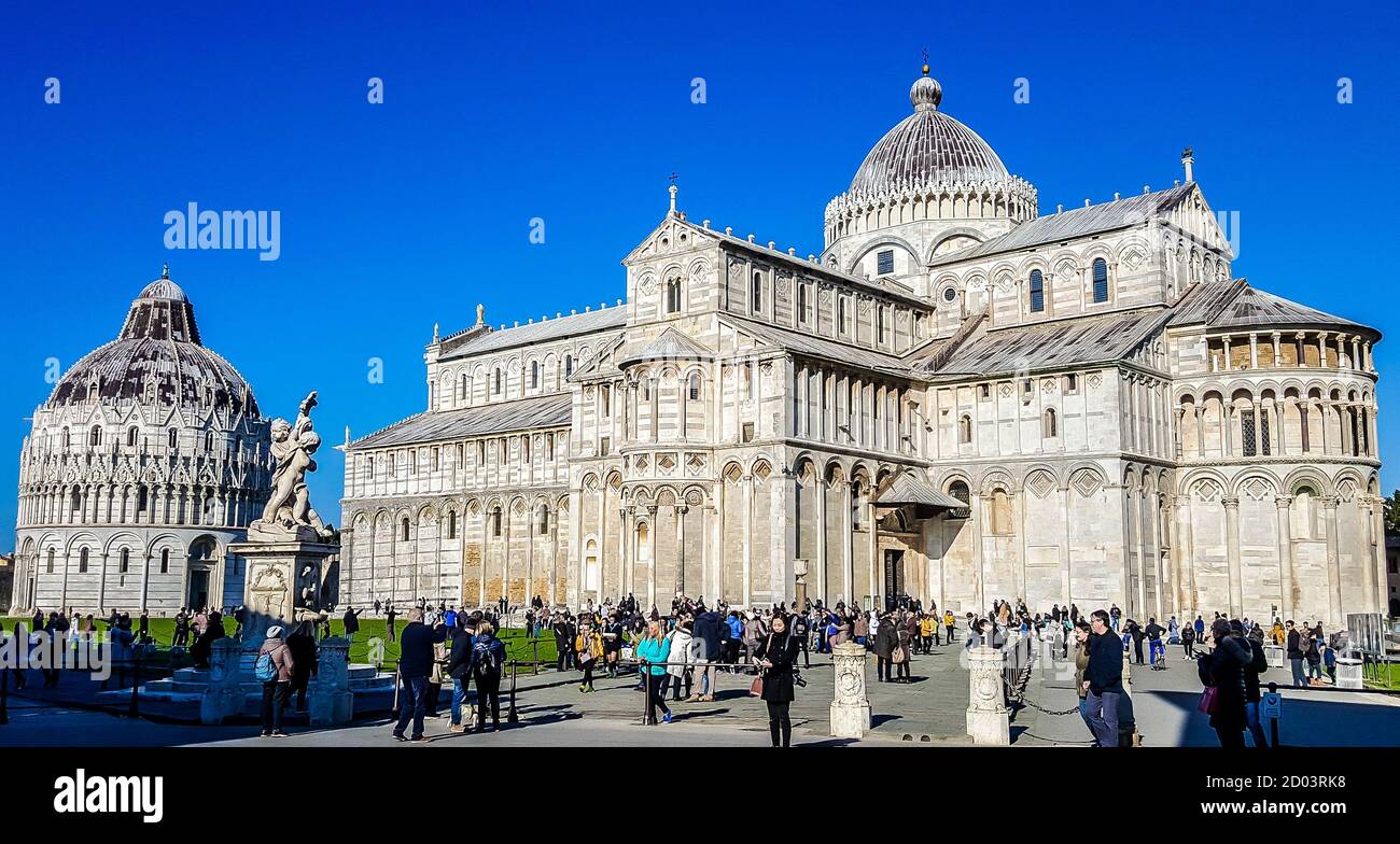 Pisa Cathedral (Cattedrale Metropolitana Primaziale di Santa Maria Assunta; Duomo di Pisa) and the Pisa Baptistery of St. John (Battistero di San Gio Stock Photo