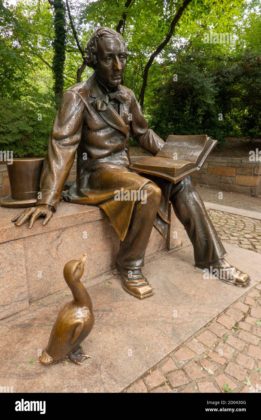 Duckling sculpture hires stock photography and images Alamy