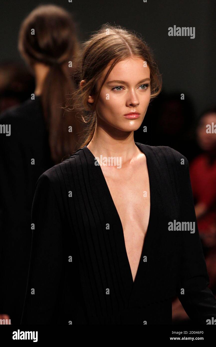 A model presents a creation at the Calvin Klein 2011 Spring/Summer  collection during New York Fashion Week September 16, 2010. REUTERS/Jessica  Rinaldi (UNITED STATES - Tags: FASHION Stock Photo - Alamy