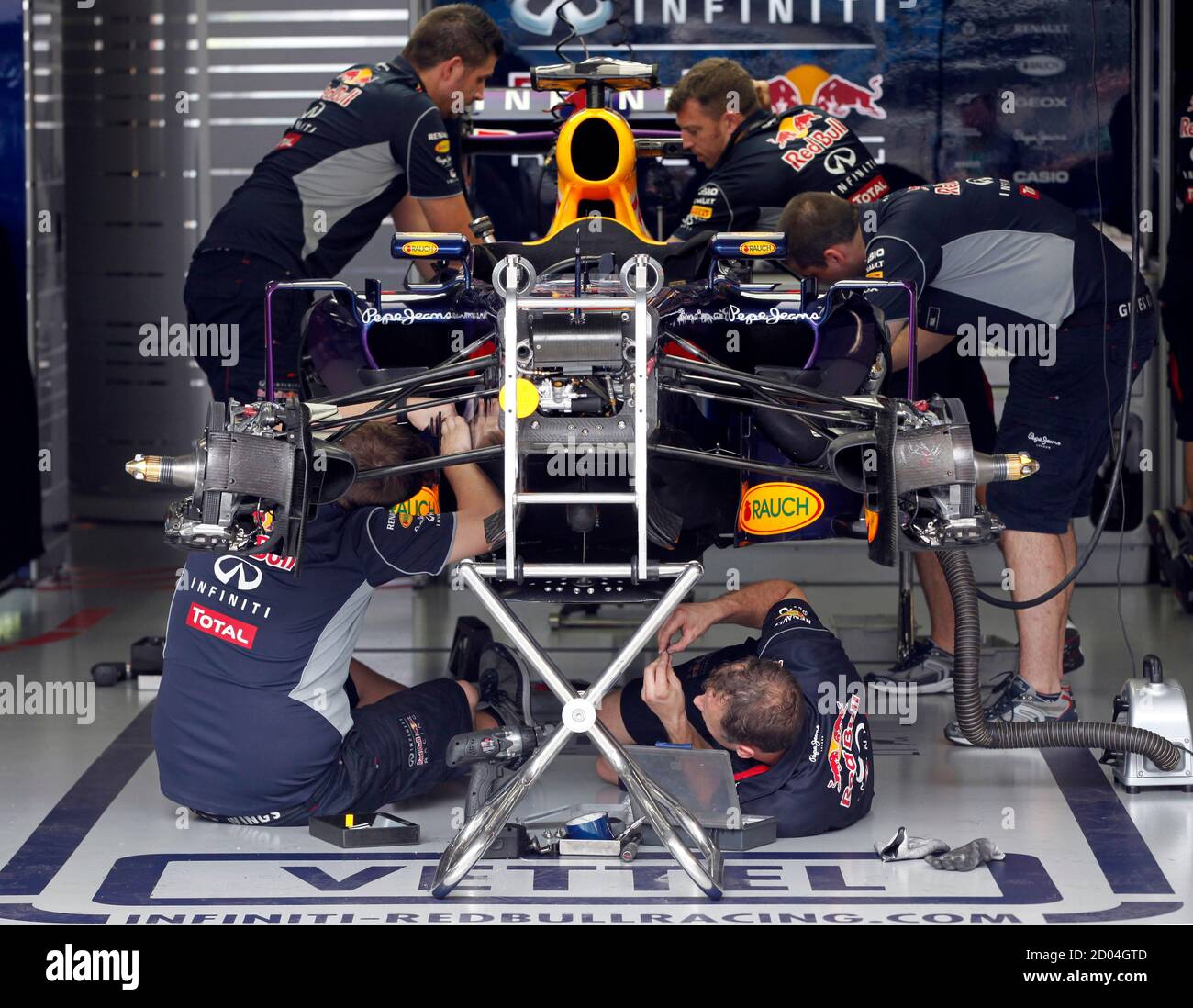 Red Bull F1 Team Mechanics High Resolution Stock Photography And Images Alamy