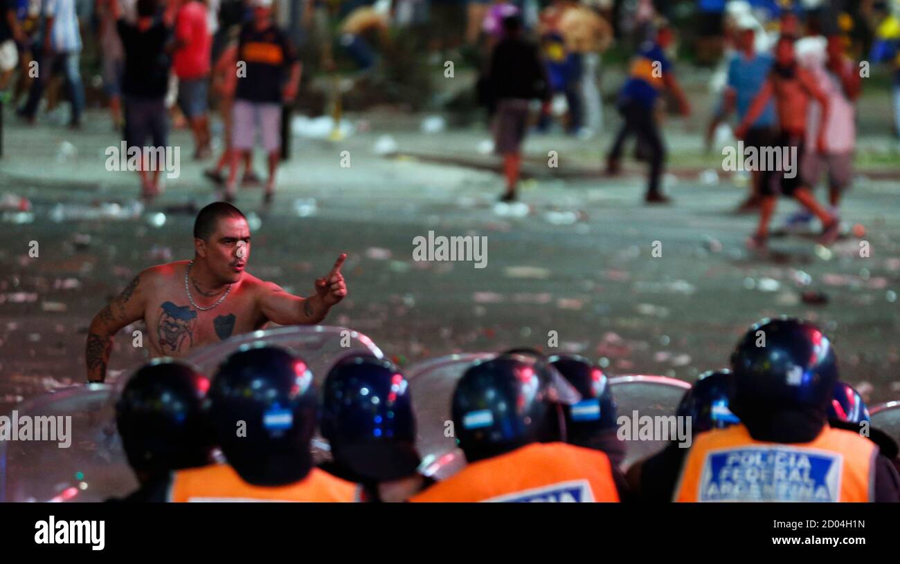 Sports Fans Riot Argentine soccer team boca juniors hi-res stock photography and images ...