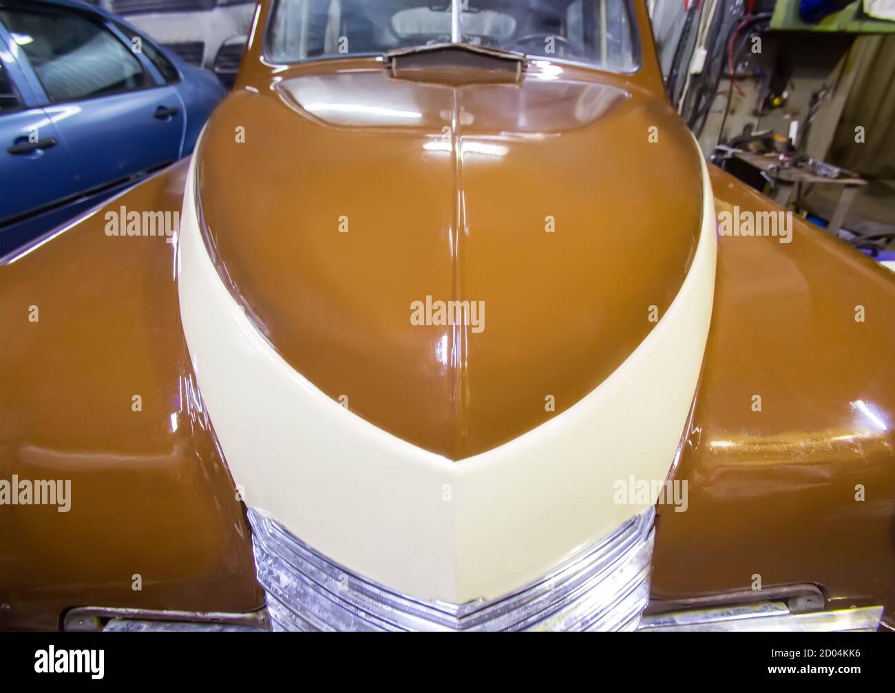 An old car in a car repair shop. Close-up Stock Photo - Alamy