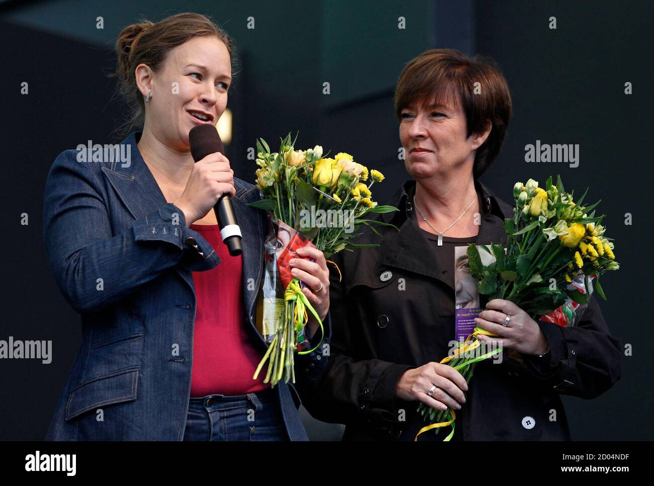 Mona Sahlin R Leader Of The Swedish Social Democrats Listens As Maria Wetterstrand Of The Green