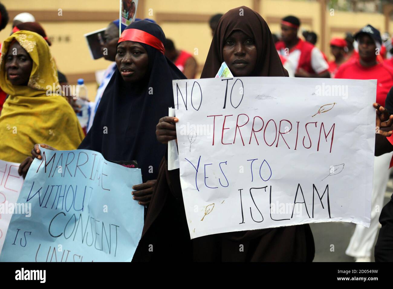 Women holding signs hi-res stock photography and images - Alamy