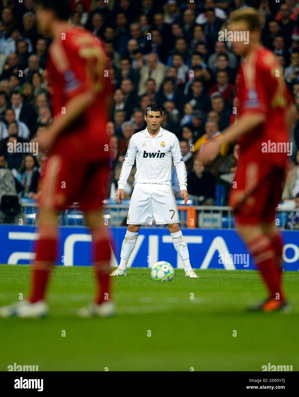 Real Madrid's Cristiano Ronaldo (C) prepares to take a free kick against Bayern  Munich during their Champions League semi-final second leg soccer match at  Santiago Bernabeu stadium in Madrid, April 25, 2012.