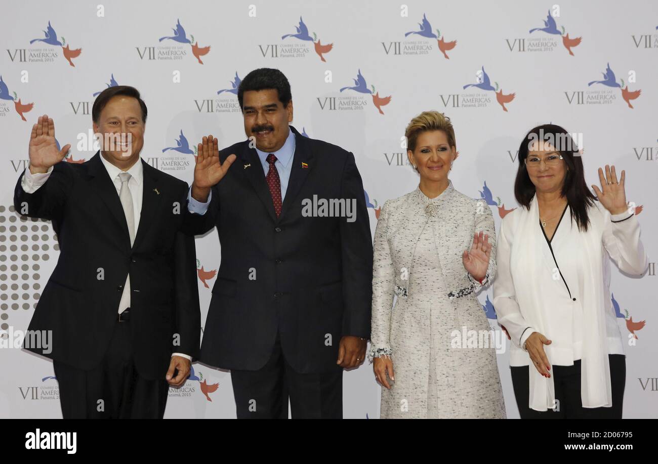 L-R) Panama's President Juan Carlos Varela, Venezuela's President Nicolas  Maduro, Panama's first lady Lorena Castillo de Varela and Maduro's wife  Cilia Flores wave before the inauguration of the VII Summit of the