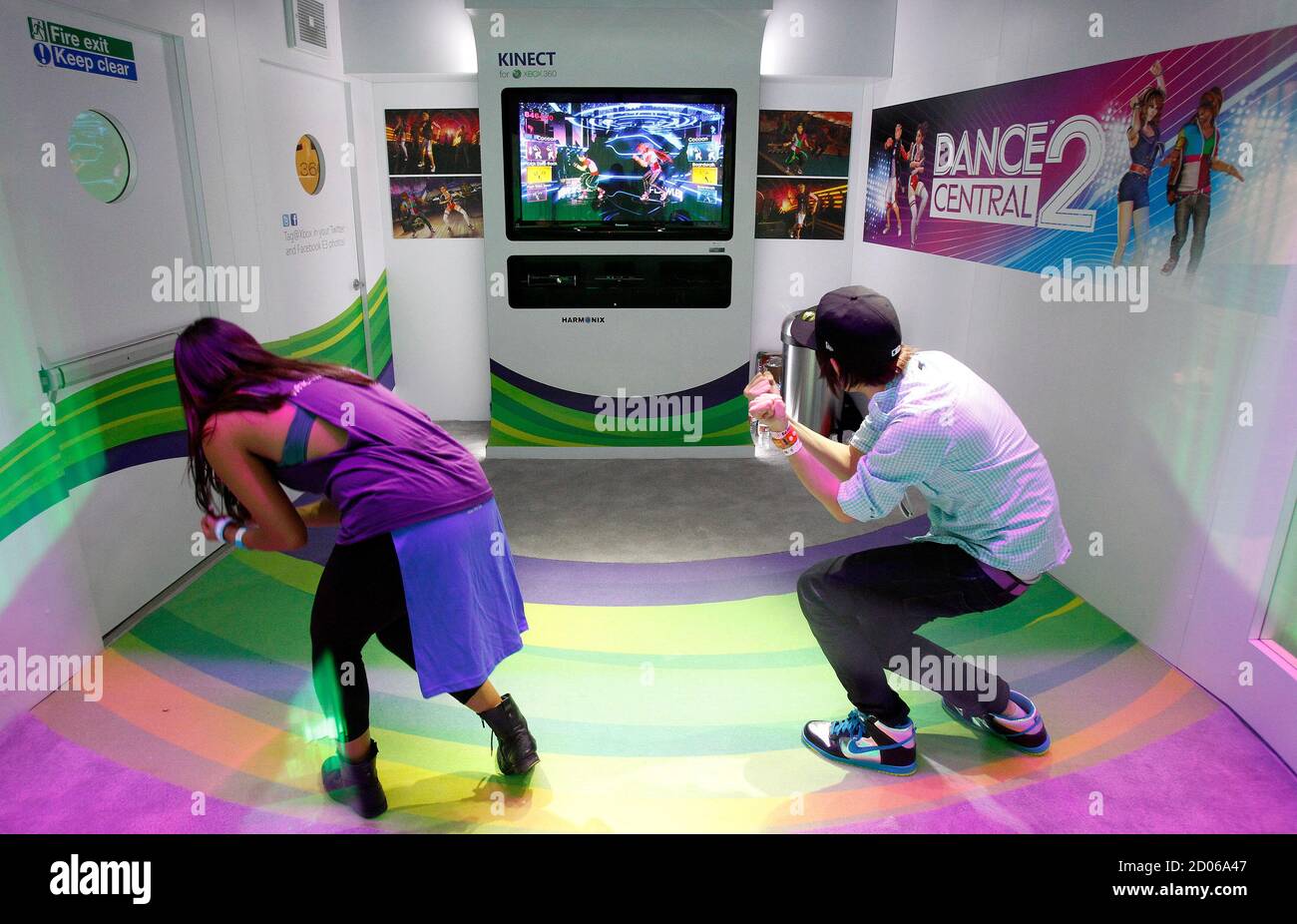 Attendees play the Dance Central 2 for the Xbox 360 Kinect during the  Electronic Entertainment Expo, or E3, in Los Angeles June 7, 2011. REUTERS/ Mario Anzuoni (UNITED STATES - Tags: ENTERTAINMENT BUSINESS Stock Photo -  Alamy