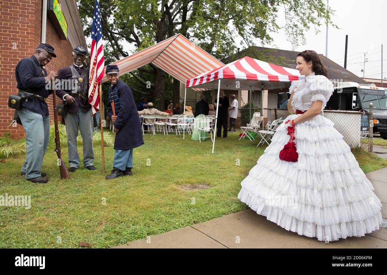 Jules Washington L Joshua Washington And Cameron Wescott 13 Represent The 54th Massachusetts Volunteer Infantry As They Share A Laugh With Scarlett O Hara Impersonator Joanna Griffin During A Civil War Re Enactment