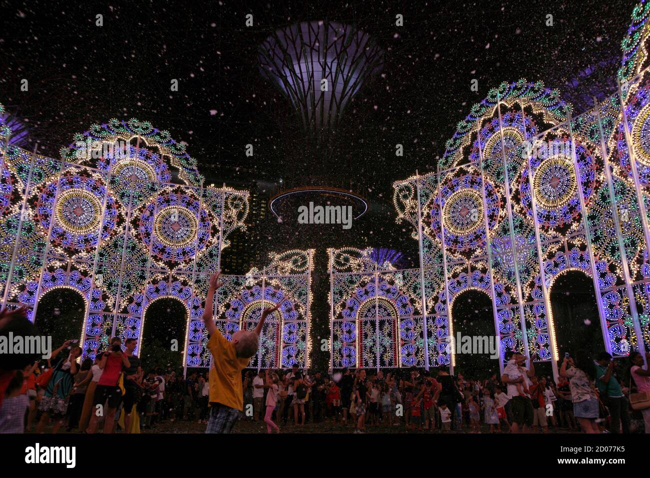 People Play In Fake Snow Made Of Foam As Part Of Christmas Wonderland At Gardens By The Bay In Singapore December 19 14 Reuters Edgar Su Singapore s Society Stock Photo Alamy