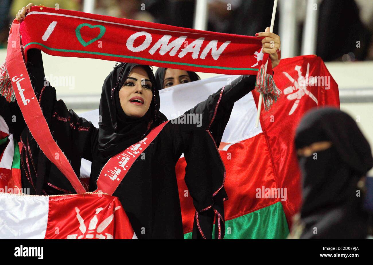 Oman's fan cheers her team during their Gulf Cup 20 soccer match against  Iraq in Aden November 29, 2010. REUTERS/Tariq AlAli (YEMEN - Tags: SPORT  SOCCER Stock Photo - Alamy