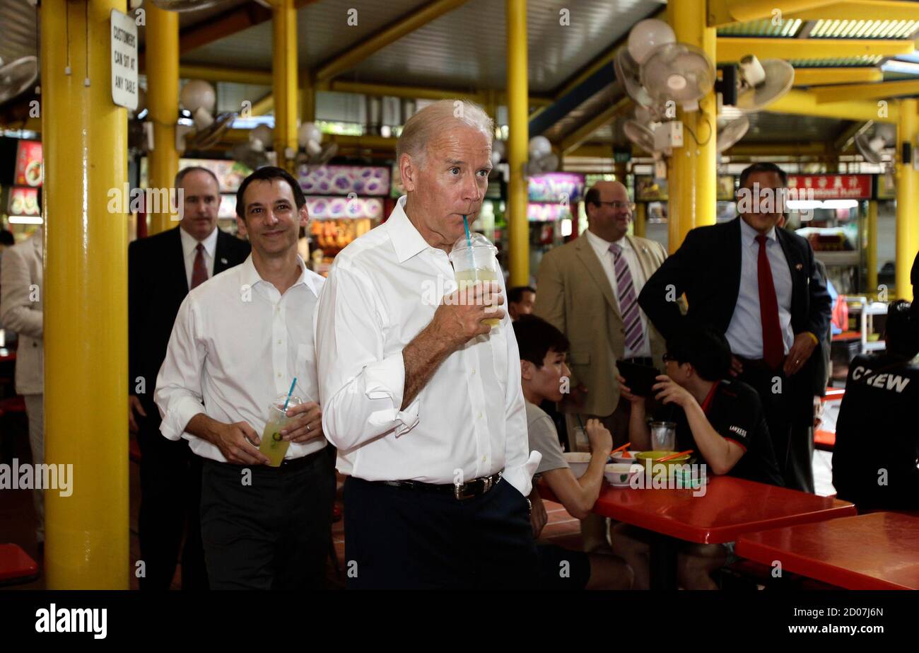 U.S. Vice President Joe Biden (C) drinks his lime juice during an impromptu  visit to Adam Road Hawker Centre in Singapore July 26, 2013. REUTERS/Tim  Chong (SINGAPORE - Tags: POLITICS Stock Photo - Alamy