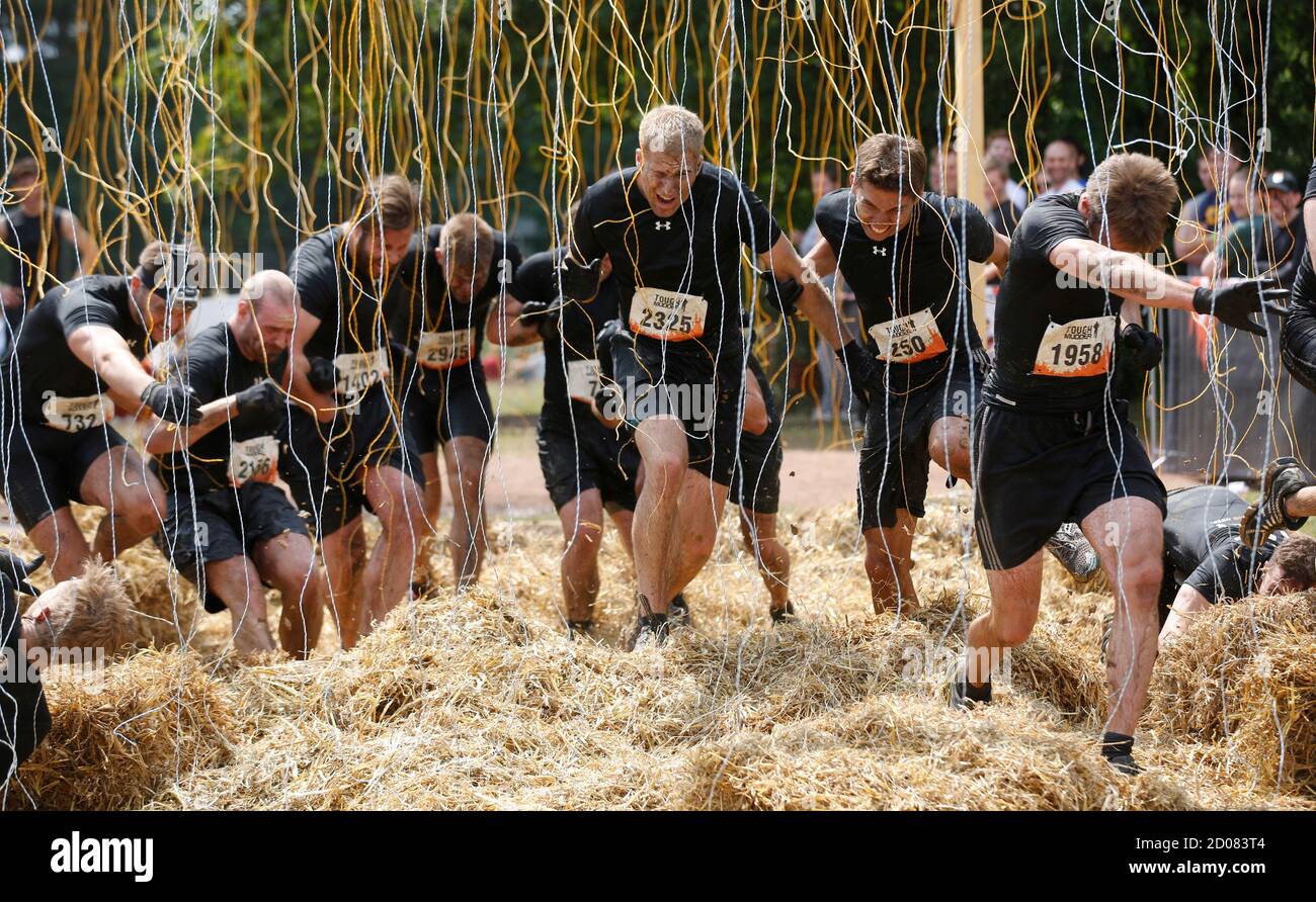 спортивные препятствия. люди проходят препятствия. бег с препятствиями соревнование. через барьер. полоса препятствий.