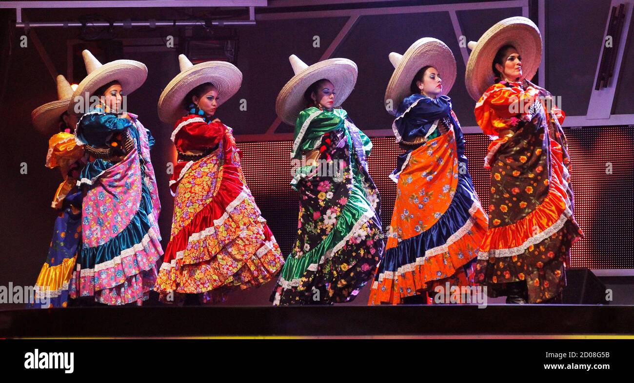 Dancers Perform During Lila Downs Song Zapata Se Queda During The 13th Latin Grammy Awards In Las Vegas Nevada November 15 2012 Reuters Mario Anzuoni United States Tags Entertainment Stock Photo Alamy Son las 3 de la mañana dicen que pena un santito bajito yo oigo que dice: alamy