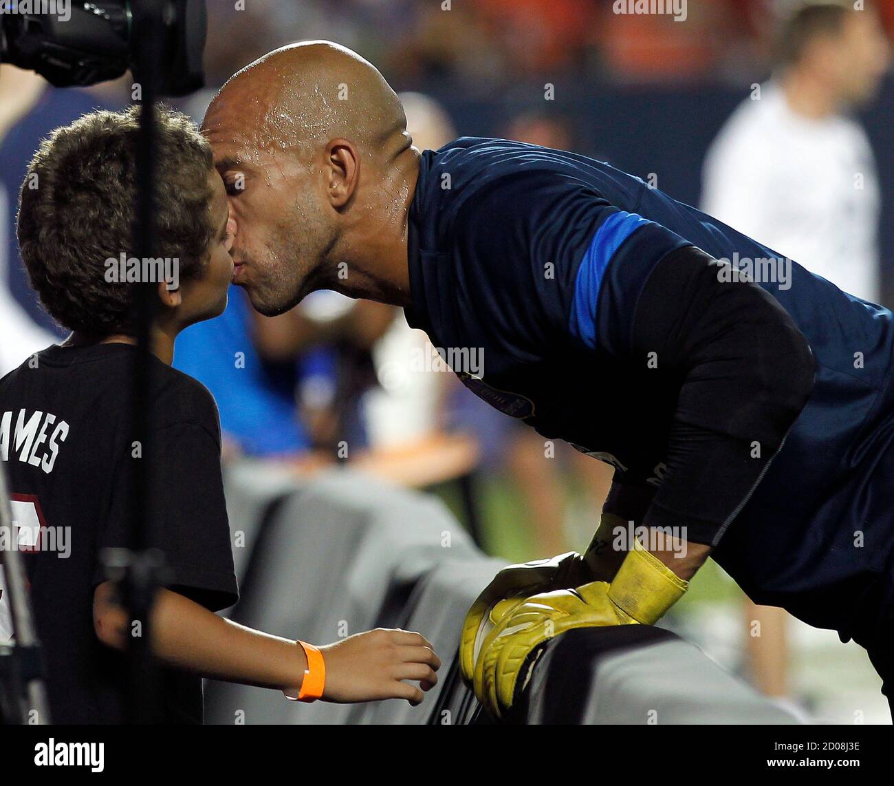 Howard (L) gets a from his Everton's goalkeeper Tim Howard before before their Guinness International Champions Cup soccer match against Valencia in Miami Gardens, Florida August 6, 2013. REUTERS/Andrew