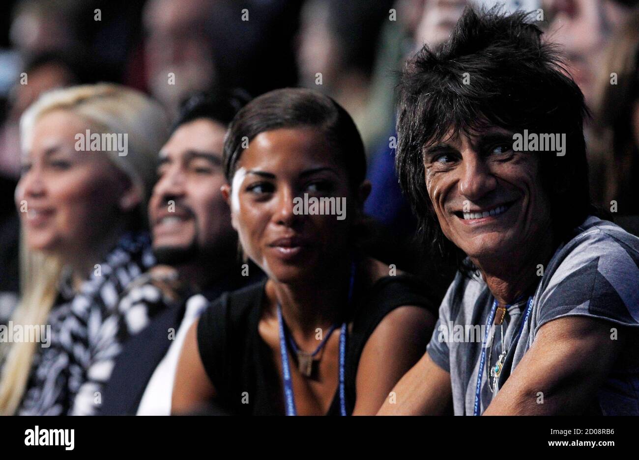 Veronica Ojeda (L), former Argentine soccer star Diego Maradona (2nd L), British musician Ron Wood (R) and his girlfriend Ana Araujo watch the finals match between Spain's Rafael Nadal and Switzerland's Roger Federer at the ATP World Tour Finals in London November 28, 2010. REUTERS/Suzanne Plunkett (BRITAIN - Tags: SPORT TENNIS ENTERTAINMENT SOCCER) Stock Photo