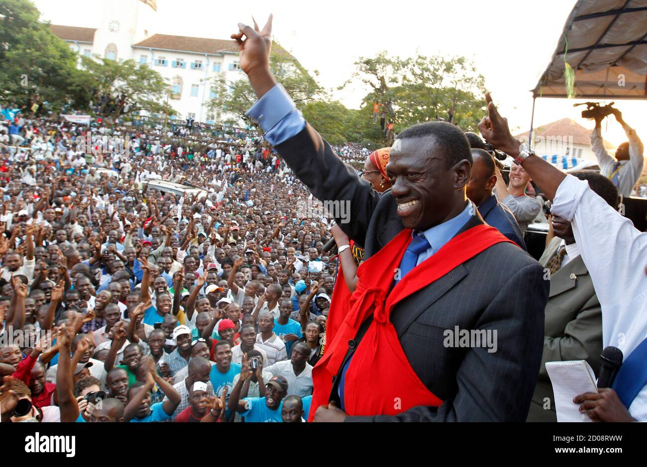 Uganda's main opposition party Inter-Party Cooperation (IPC) presidential candidate Kizza Besigye smiles at his campaign rally at Makerere University Freedom Square in the capital Kampala February 16, 2011. Security tightened in Kampala on Wednesday as voters in carnival-like mood descended on the final rallies of Uganda's two main presidential contenders.   REUTERS/Thomas Mukoya (UGANDA - Tags: POLITICS ELECTIONS) Stock Photo