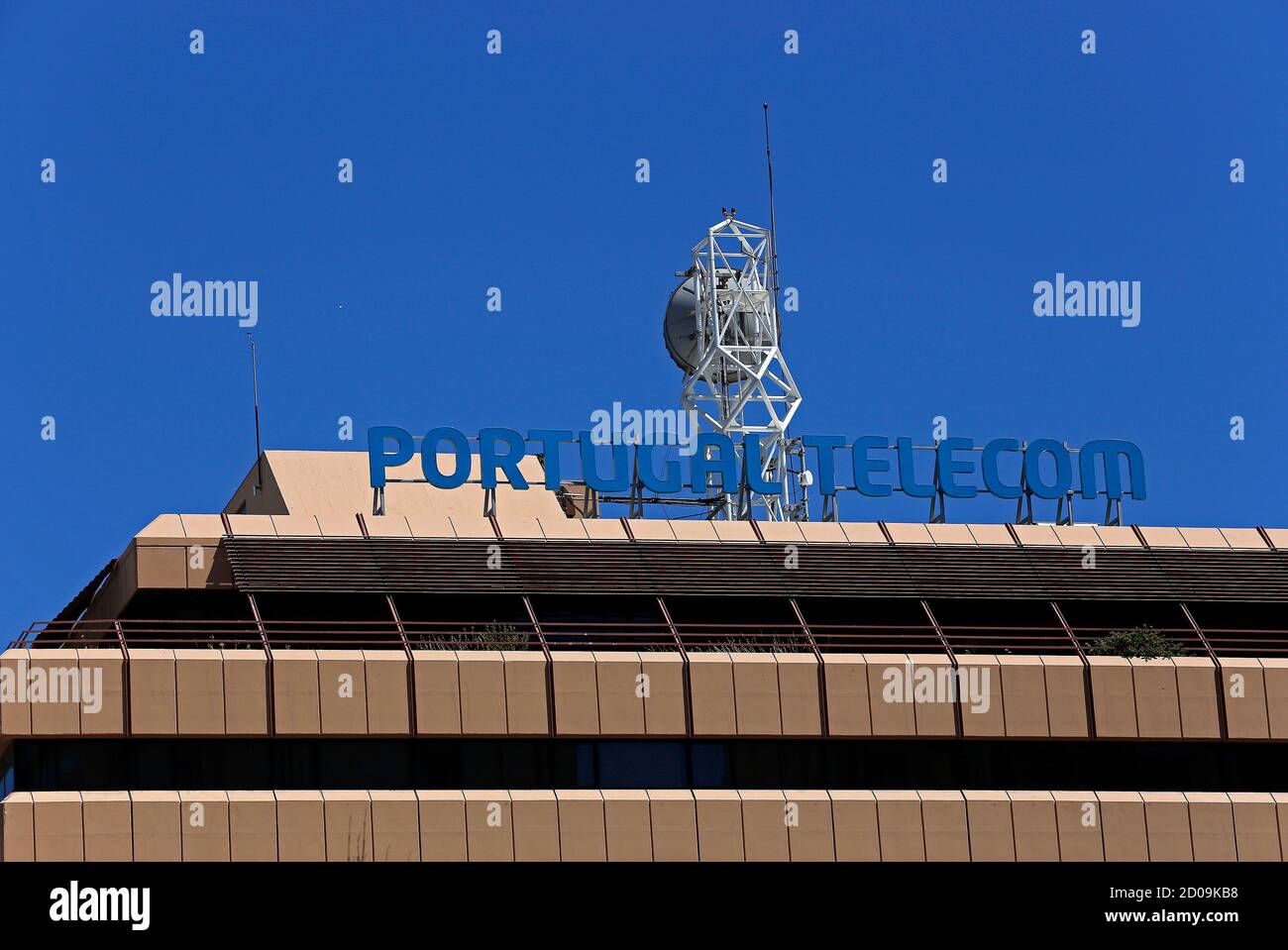 The Portugal Telecom (PT) headquarters is seen in Lisbon July 13, 2014.  Investors in Portugal Telecom, and notably its Brazilian merger partner  Grupo Oi, should know by Tuesday whether more than $1