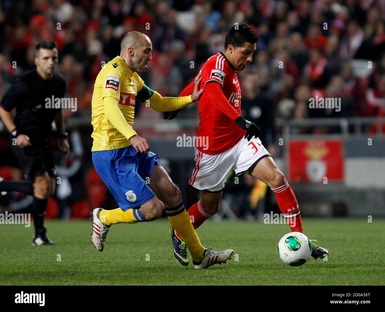 Benfica S Enzo Perez R Fights For The Ball With Arouca S Bruno Amaro During Their Portuguese Premier League Soccer Match At Luz Stadium In Lisbon December 6 13 Reuters Hugo Correia Portugal s