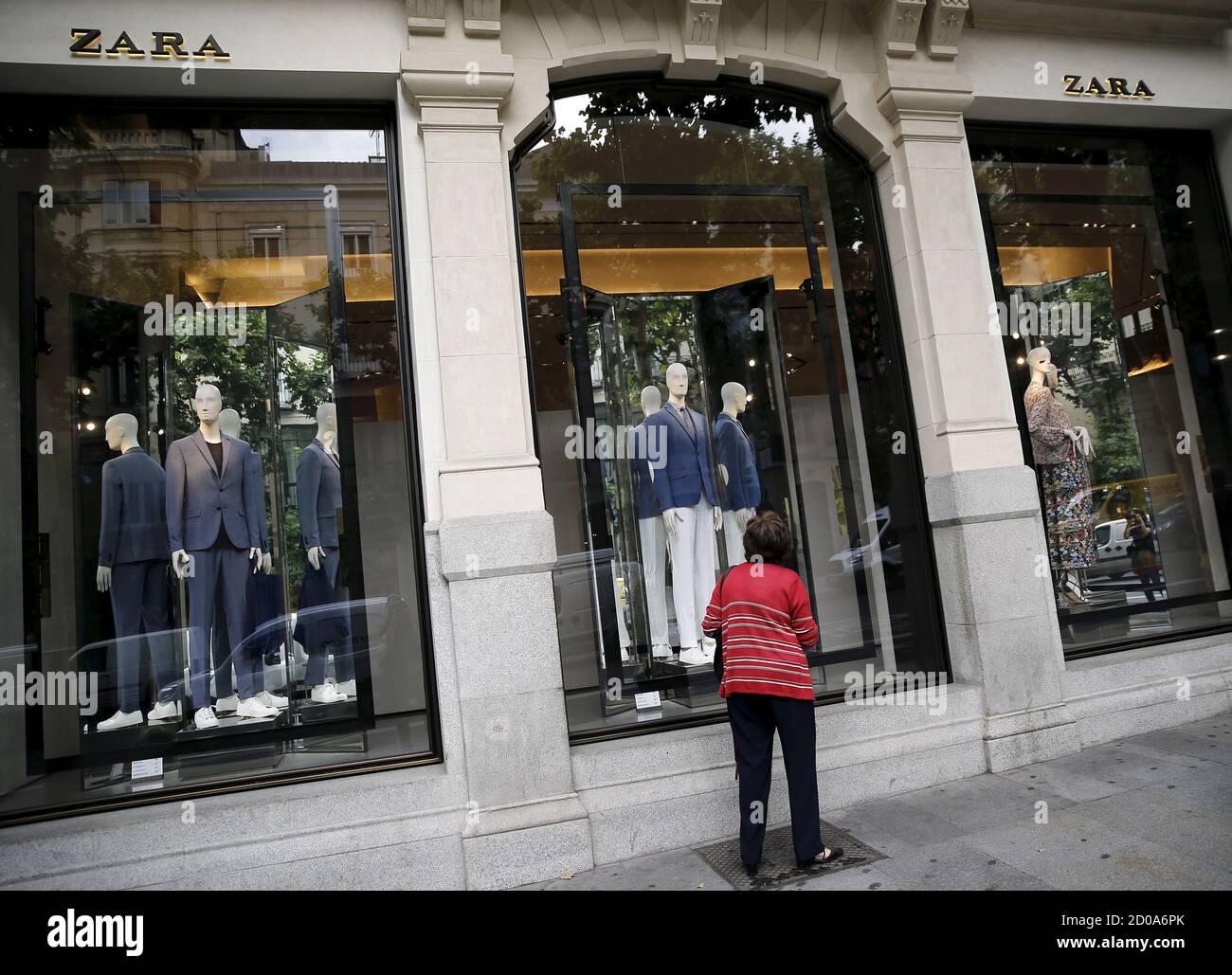 A woman shop windows at a Zara store in Madrid, Spain, June 10, 2015.  Spain's Inditex, owner of clothing retailer Zara, reported better than  expected quarterly profit on Wednesday, as its global