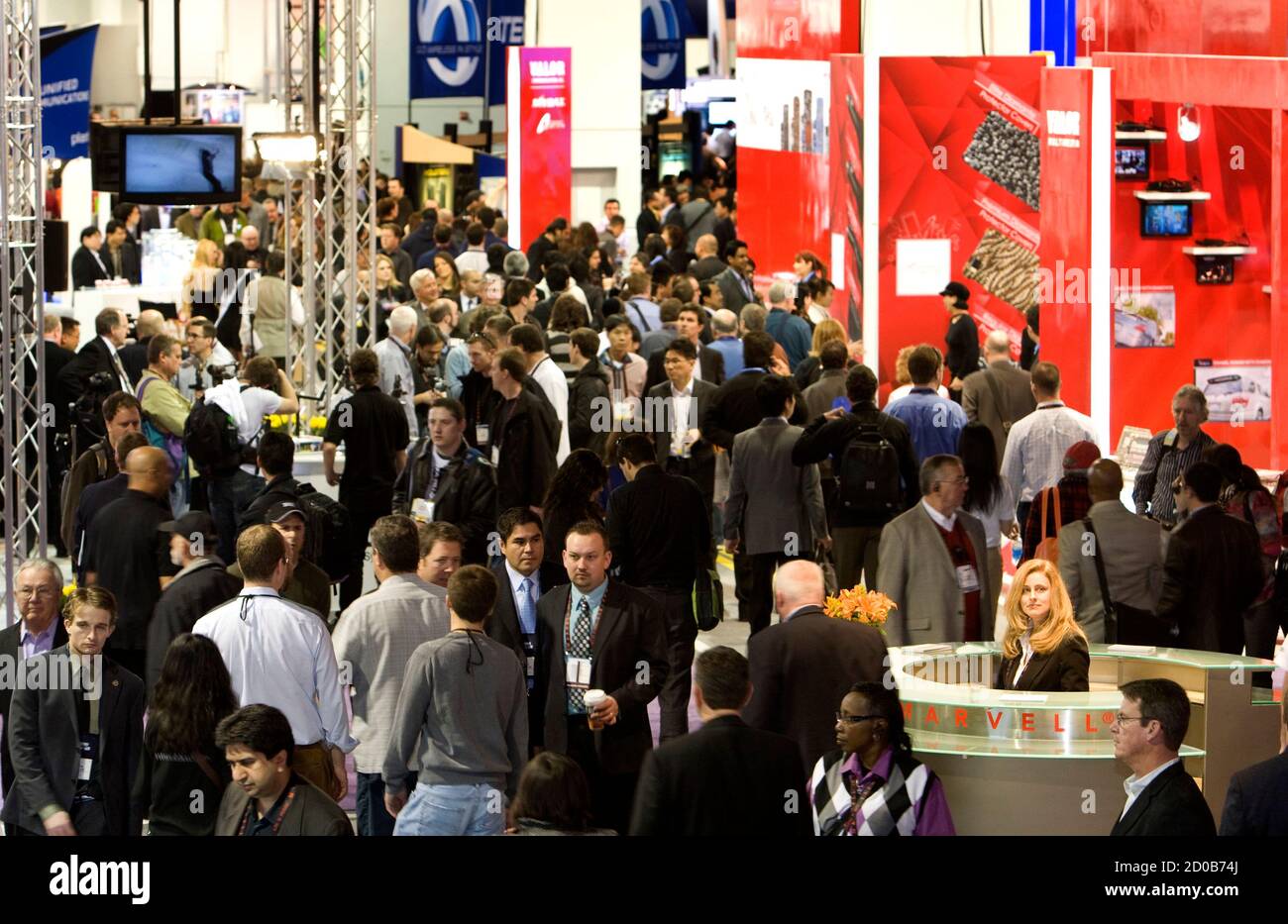 Visitors crowd an aisle on the trade show floor during the 2011 International Consumer Electronics Show (CES) in Las Vegas, Nevada January 7, 2011. The annual Consumer Electronics Show in Las Vegas from Jan. 6-9 showcases the tablets, 3D- and Internet-enabled TVs expected to make the biggest splash in 2011. The battle for recession-weary consumers will pit Samsung Electronics, Sony Corp, LG Electronics, Google Inc, Netflix and Apple Inc against each other, all fighting to make their technology the standard.    REUTERS/Steve Marcus (UNITED STATES - Tags: BUSINESS) Stock Photo