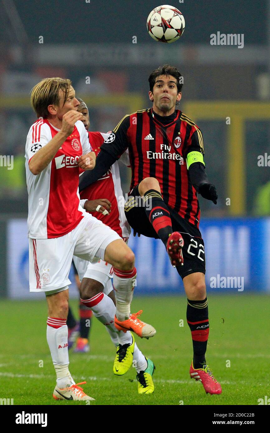 at tilbagetrække ammunition lytter AC Milan's Kaka (R) fights for the ball with Ajax Amsterdam's Christian  Poulsen during their Champions League soccer match at the San Siro stadium  in Milan December 11, 2013. REUTERS/Alessandro Garofalo (ITALY -