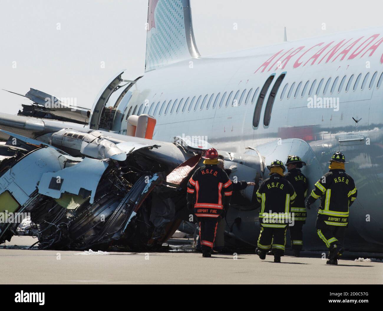 Plane runway snowstorm hires stock photography and images Alamy