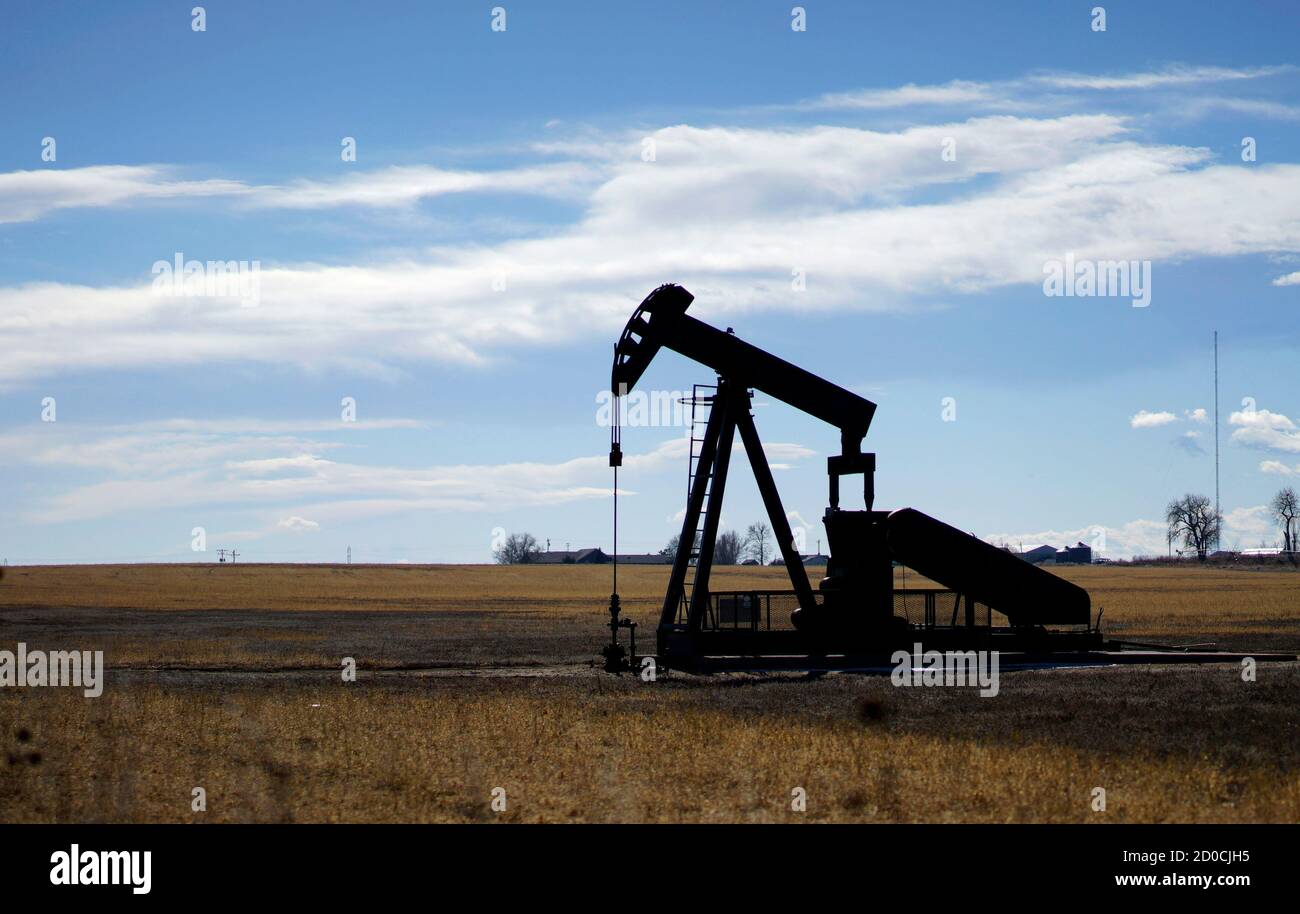 An oil well is seen near Denver, Colorado February 2, 2015. Oil prices may stay depressed until summer due to weak seasonal demand even as Saudi Arabia's strategy of curbing the output growth of rival producers might have started achieving tangible results, OPEC delegates told Reuters.  REUTERS/Rick Wilking (UNITED STATES - Tags: BUSINESS ENERGY COMMODITIES) Stock Photo