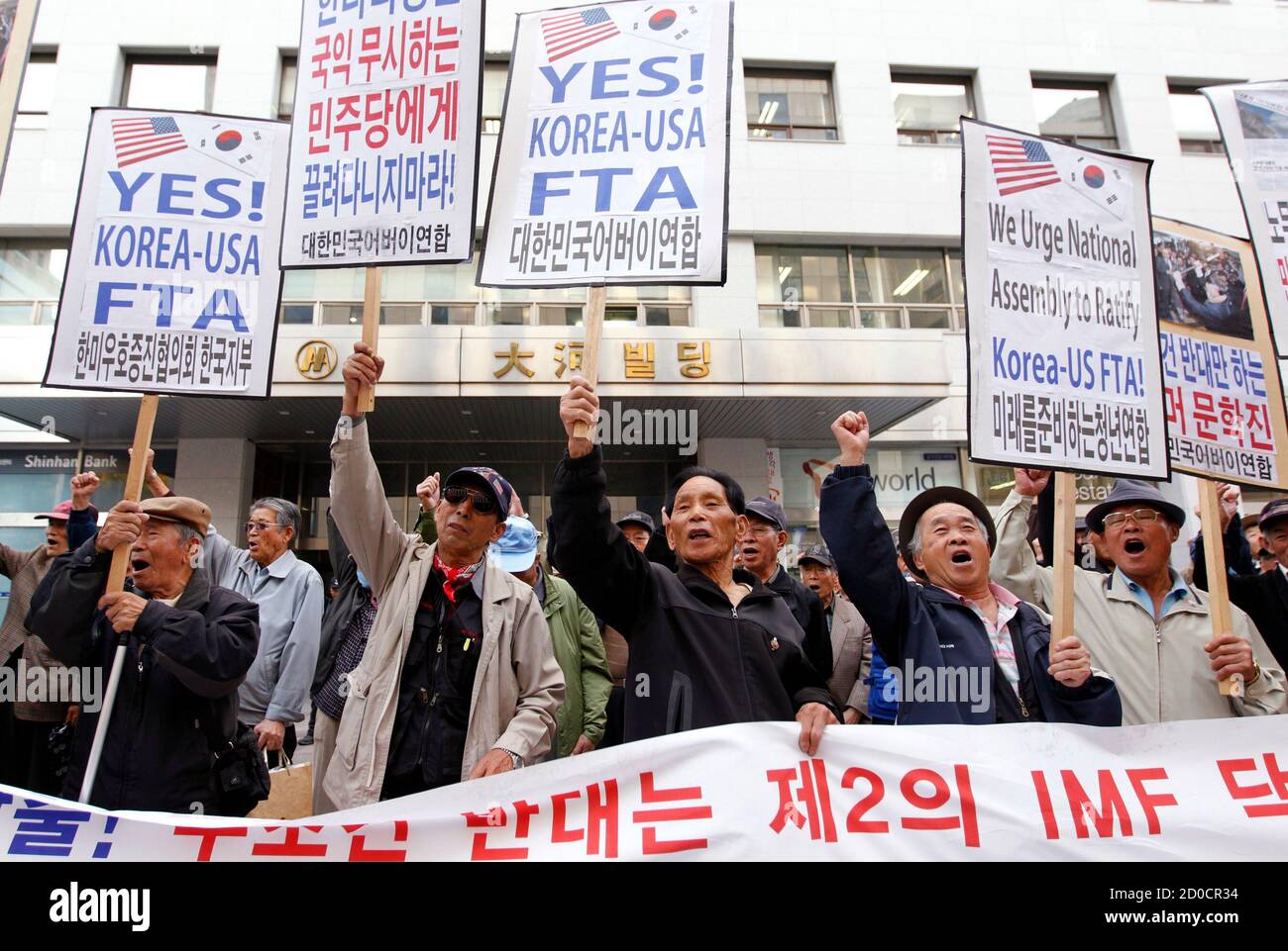 Conservative protesters shout slogans during a rally supporting the South Korea-U.S. free trade agreement (FTA) talks near the National Assembly in Seoul November 1, 2011.   REUTERS/Jo Yong-Hak (SOUTH KOREA - Tags: POLITICS CIVIL UNREST BUSINESS) Stock Photo