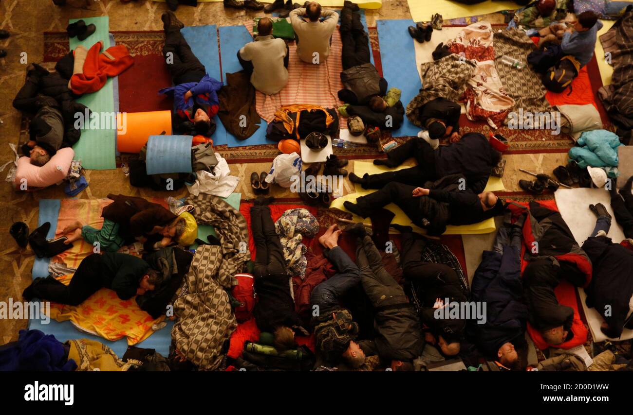 Anti-government protesters sleep in City Hall in Kiev February 21, 2014. Ukrainian President Viktor Yanukovich said on Friday a deal to resolve his country's political crisis had been reached with pro-European opposition leaders after the worst violence since Soviet times, but France urged caution. REUTERS/Baz Ratner (UKRAINE - Tags: POLITICS CIVIL UNREST) Stock Photo