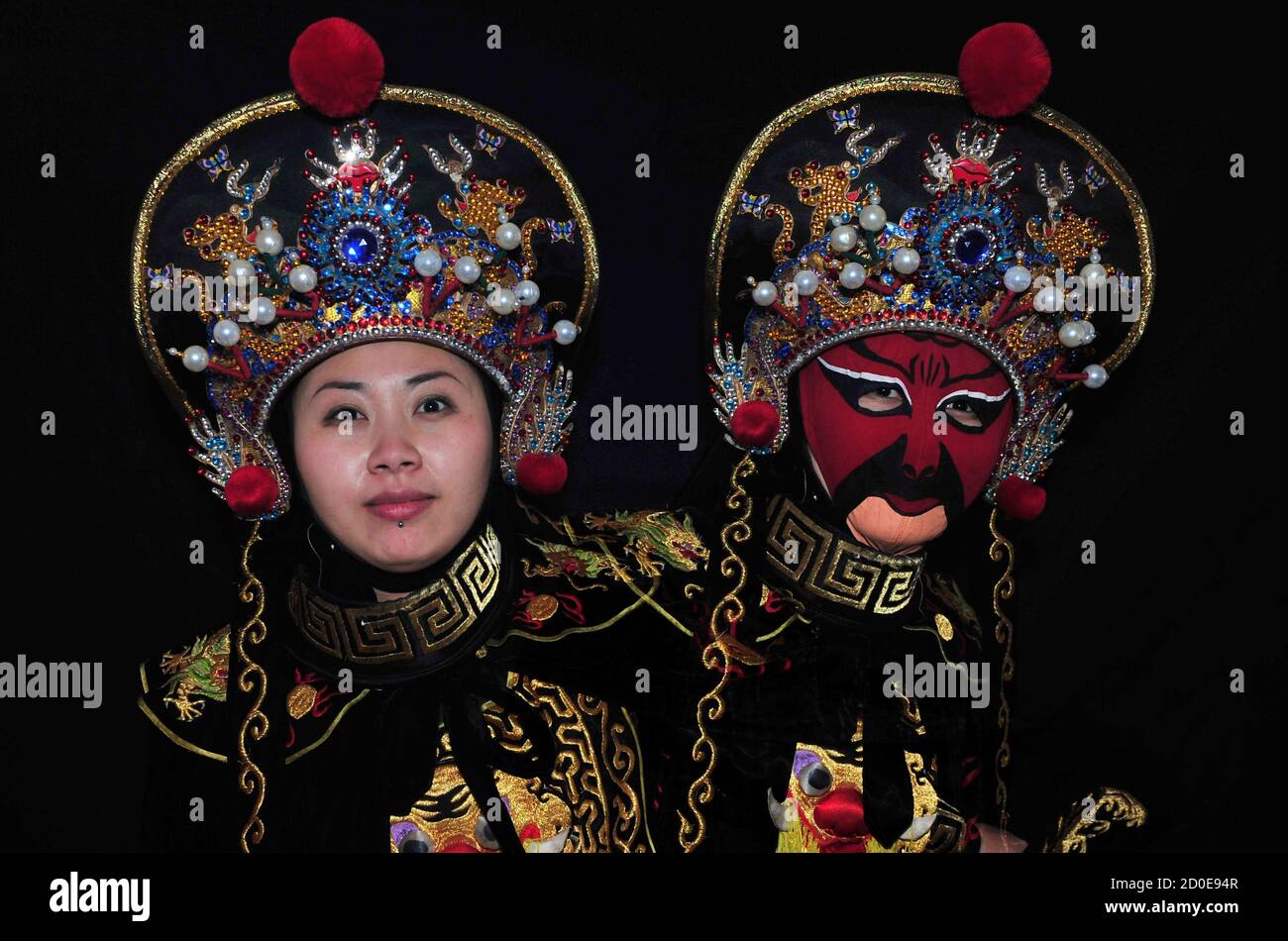 Indflydelse Soveværelse nederlag Yang Jing, an actor, shows her practice of "bian lian" or face changing  with a red mask at her home in Shenyang, Liaoning province March 8, 2012.  "Bian lian" or face changing,