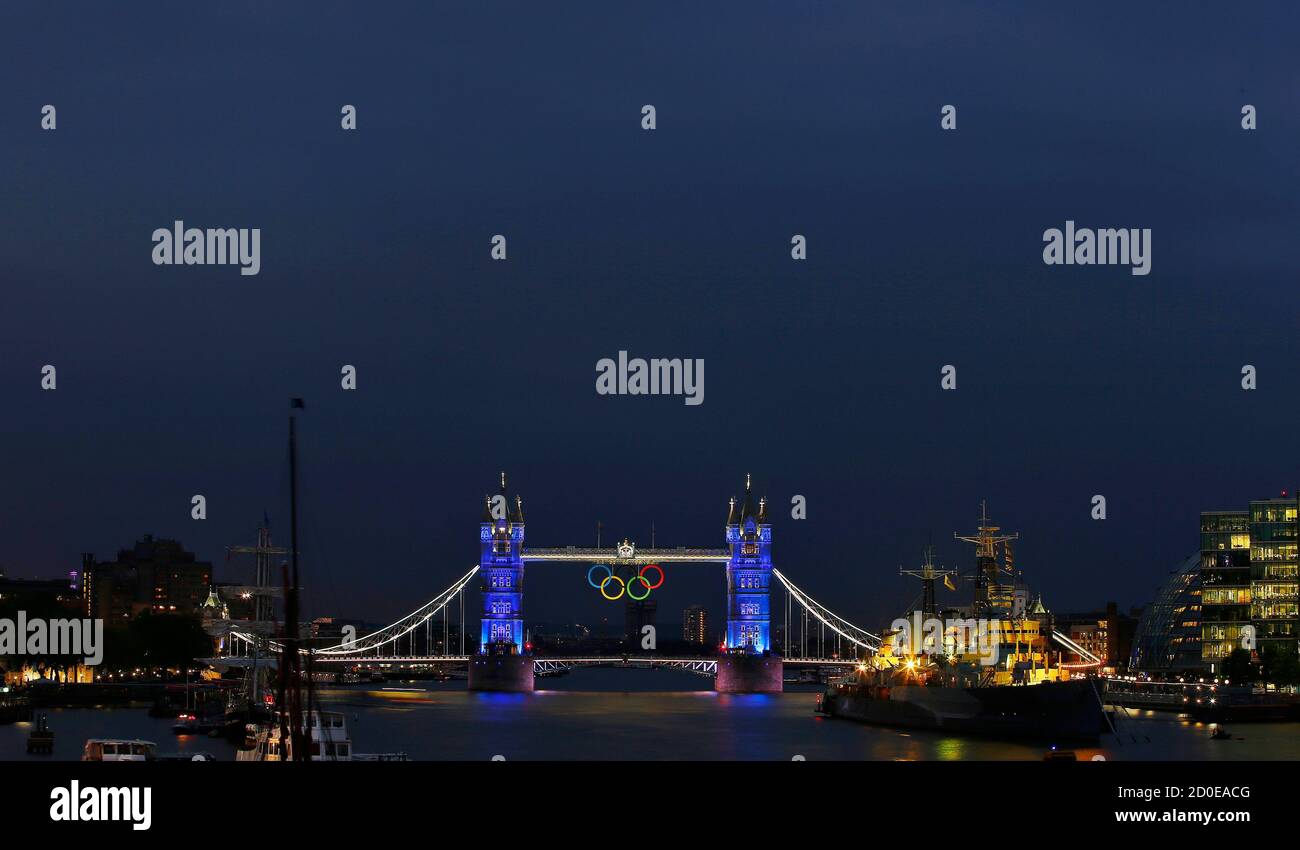 The Olympic rings are illuminated on London's Tower Bridge to mark the opening of theLondon 2012 Olympic Games July 27, 2012.   REUTERS/Paul Hanna  (BRITAIN - Tags: SPORT OLYMPICS CITYSPACE) Stock Photo