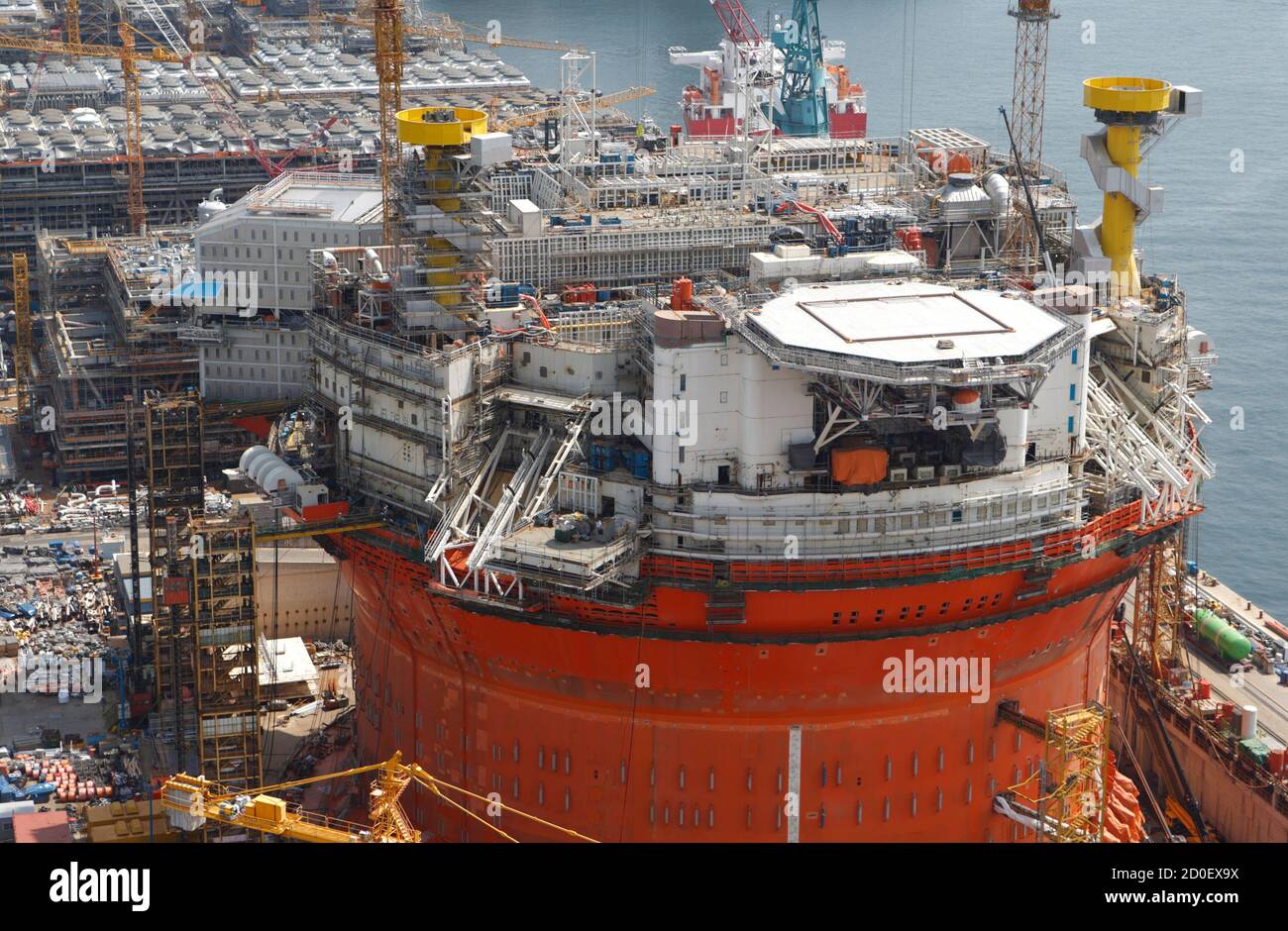 Hyundai heavy industries shipyard korea hi-res stock photography and ...