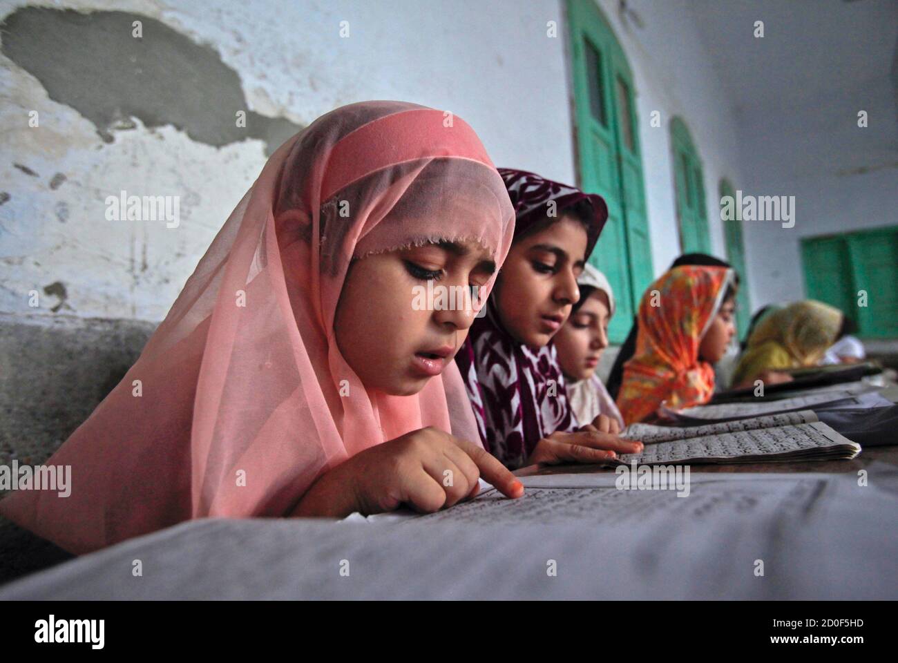 Muslim girls pakistan pakistani hi-res stock photography and images - Alamy