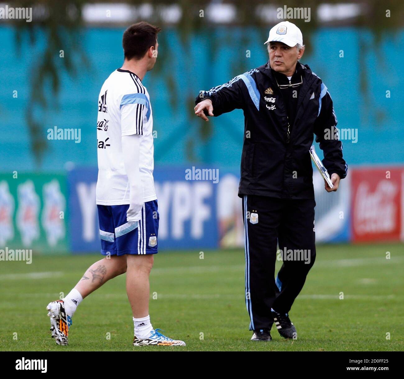 Argentina's national soccer team head coach Alejandro Sabella (R) talks to  Lionel Messi during a training session at the squad's camp ahead of the  2014 World Cup in Buenos Aires May 31,