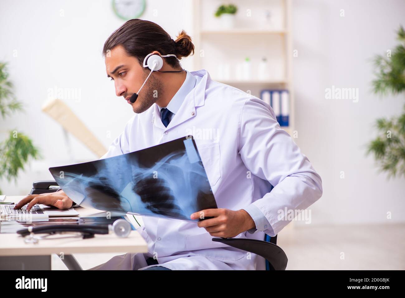 Photo Session Doctor Young male doctor listening to patient during telemedicine session ...