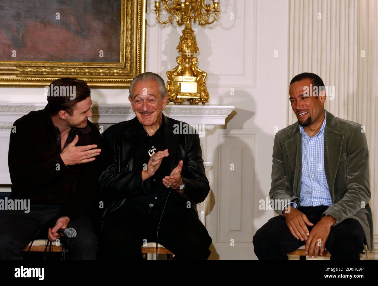 L R Musician Justin Timberlake Talks With Fellow Musicians Charlie Musselwhite And Ben Harper During A Memphis alamy