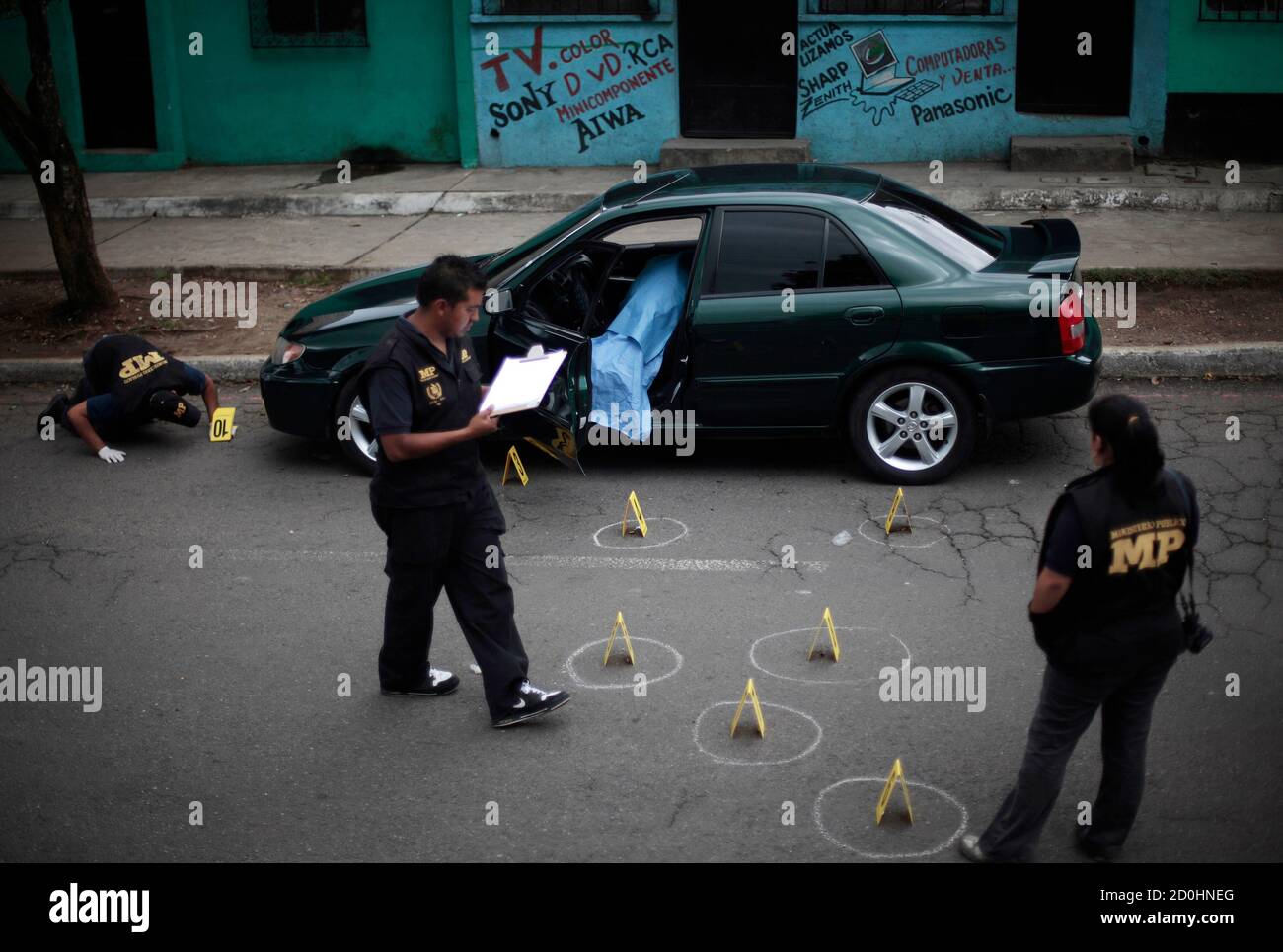 Police Officers Investigate The Crime Scene Where An Unidentified Man Was Killed At In Guatemala City August 15 2011 The Man About 45 Years Old Was Shot From Another Vehicle On An
