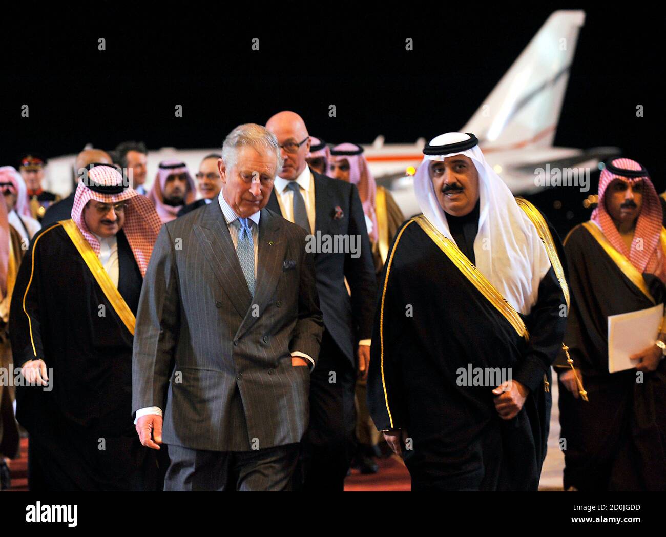 Saudi National Guard Minister Mutaib bin Abdullah bin Abdulaziz (R) walks  with Britain's Prince Charles in Riyadh airport February 17, 2014.  REUTERS/Fayez Nureldine/Pool (SAUDI ARABIA - Tags: POLITICS ROYALS Stock  Photo - Alamy