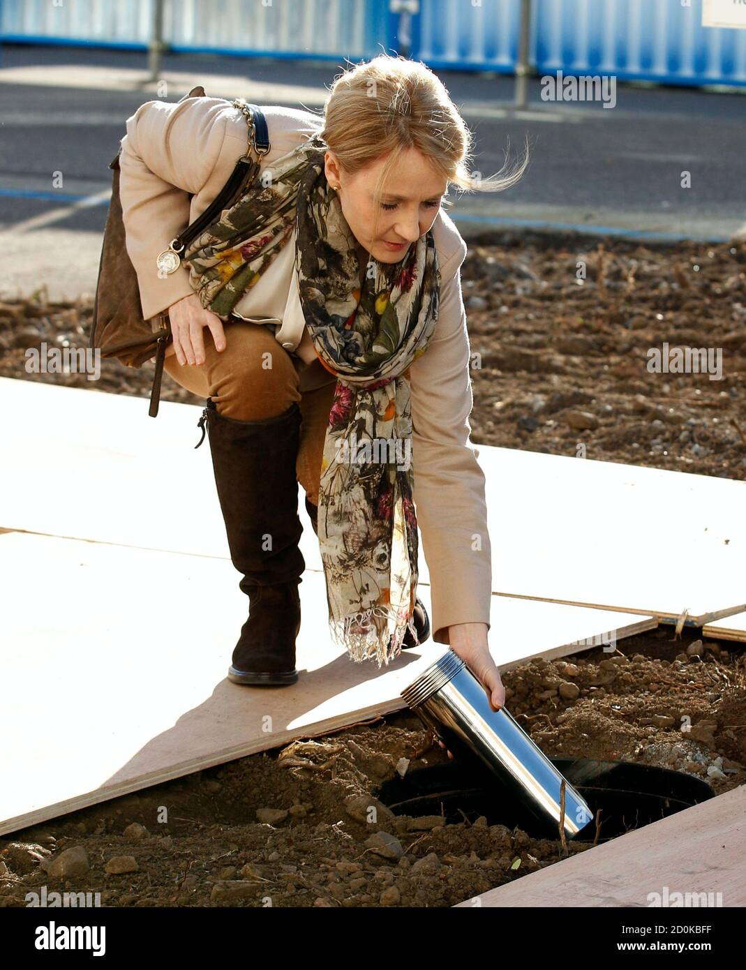 Detailed Jk Rowling University Of Edinburgh Artwork for Mobile Detailed Jk Rowling University Of Edinburgh Artwork for Mobile