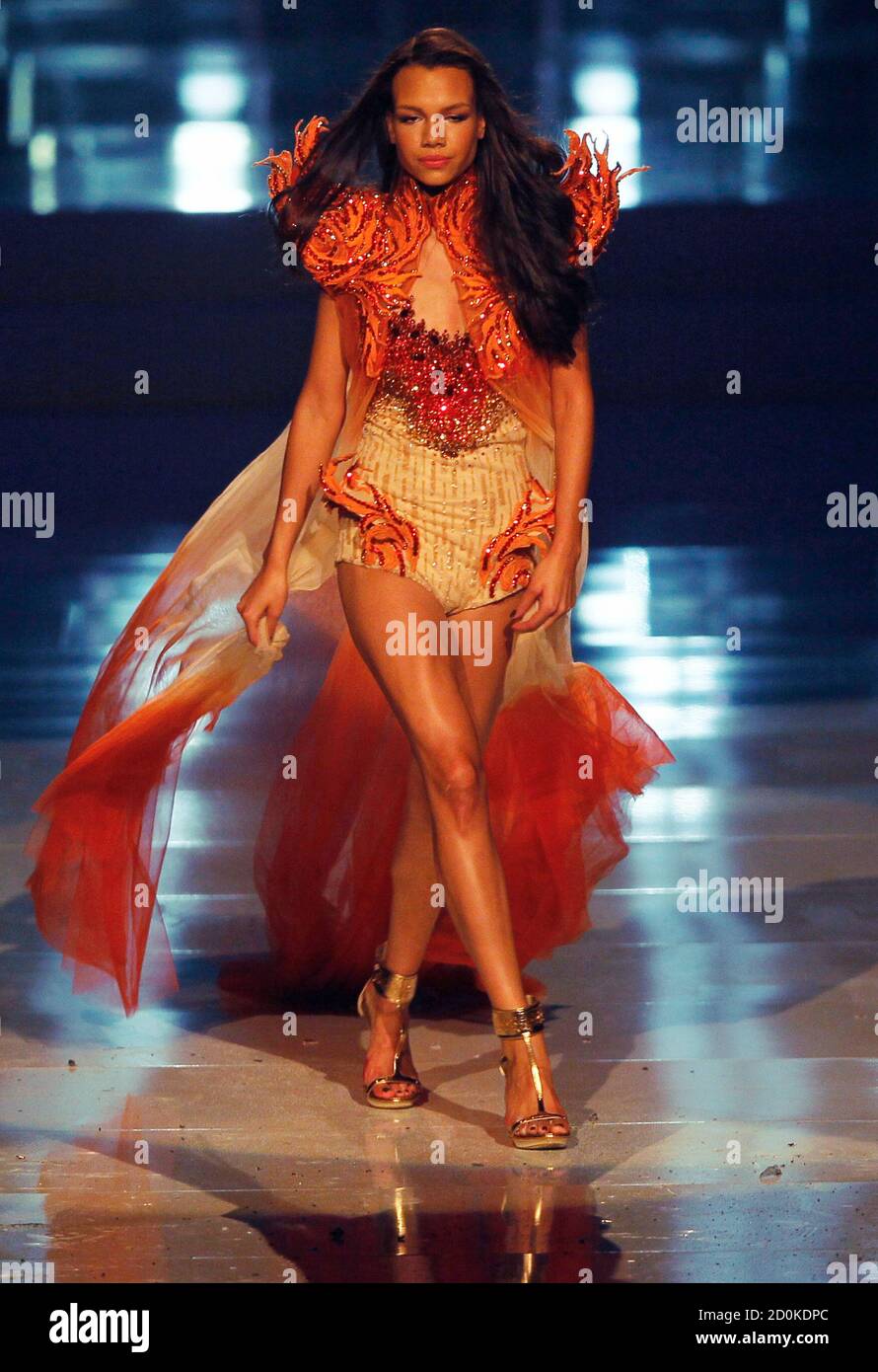 Dominique on the catwalk during the reality TV show "Germany's Next Top Model by Heidi Klum" in Cologne June 7, 2012. REUTERS/Wolfgang Rattay (GERMANY - Tags: ENTERTAINMENT FASHION Stock Photo - Alamy