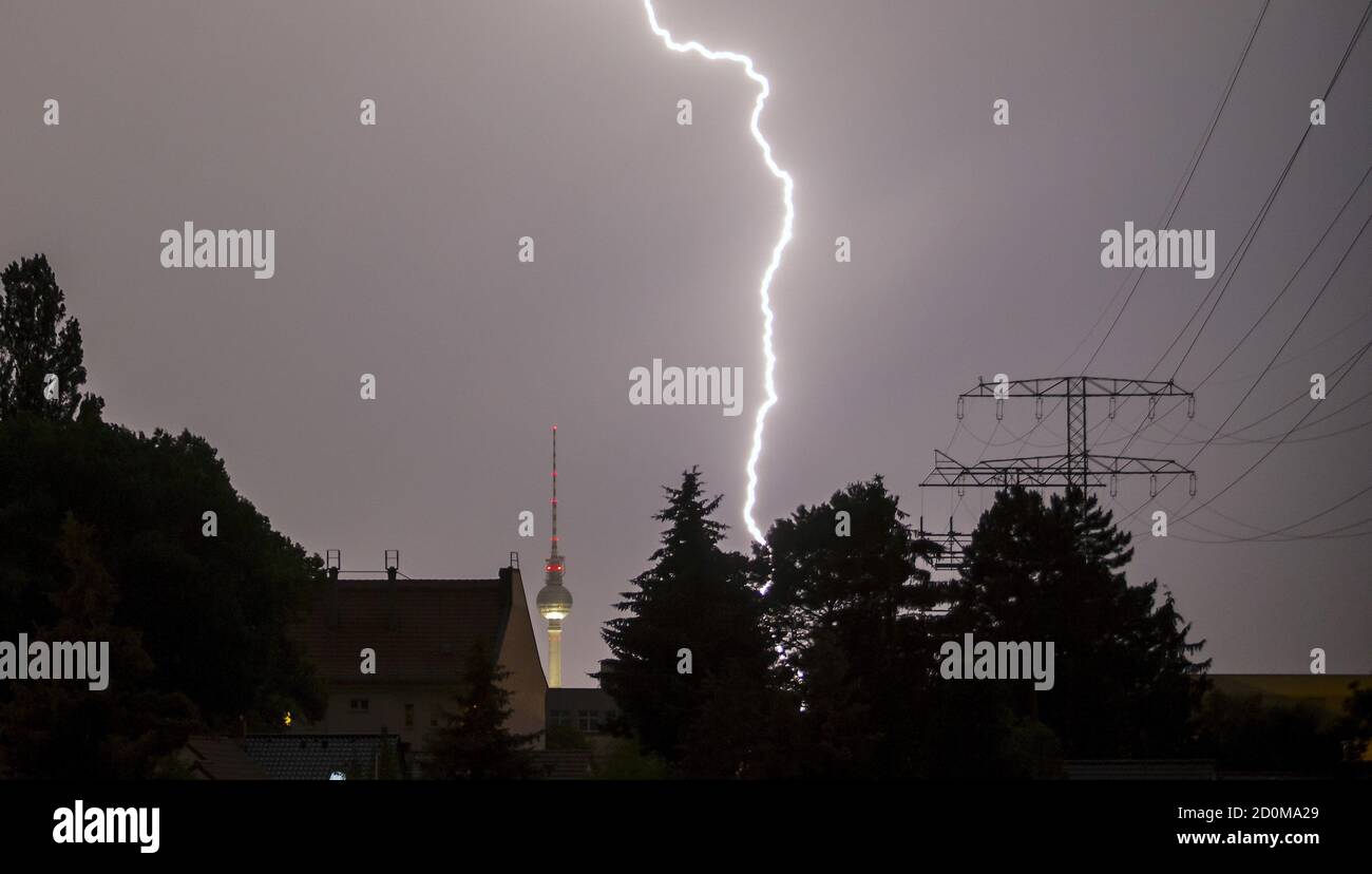Lightning bolt pictures hi-res stock photography and images - Alamy