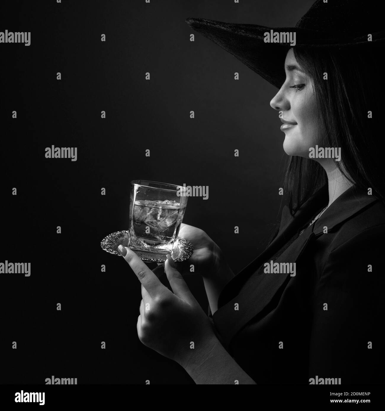 Black woman female drink drinking alcohol alcoholic Black and White Stock Photos & Images Alamy