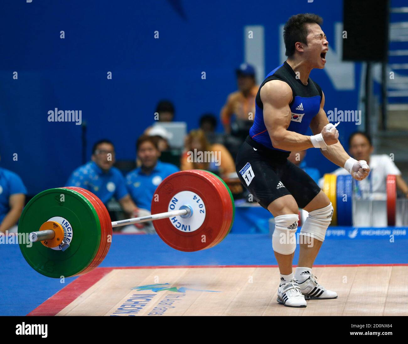 Snatch weightlifting hi-res stock photography and images - Page 7 - Alamy