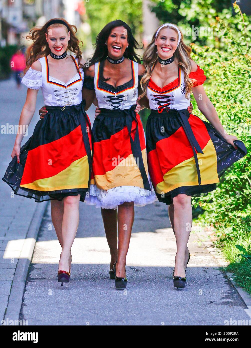 Немецкие люди фото. Германка в национальном костюме. Дирндль. Австрийский национальный костюм. Девушки Германии.