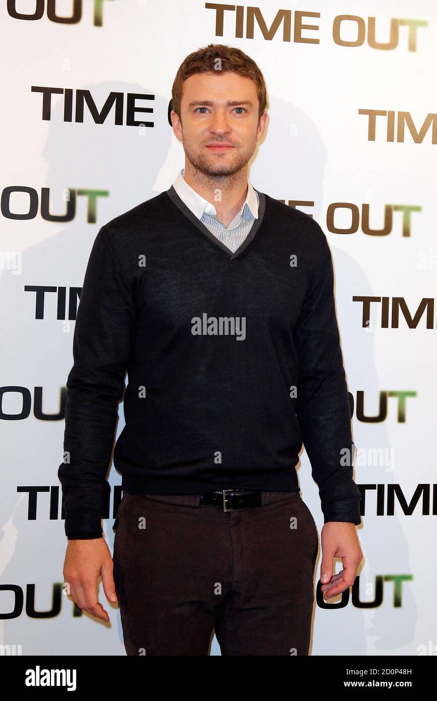 Cast Member Justin Timberlake Poses For Photographers To Promote His Latest Movie In Time In Paris November 4 11 Reuters Benoit Tessier France s Entertainment Stock Photo Alamy